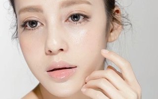 肤色深戴什么颜色眼镜，肤色深戴什么颜色眼镜好看